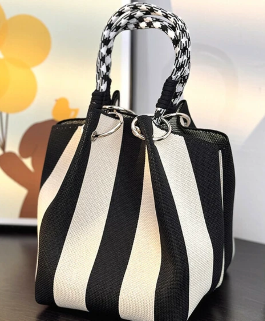 B/W STRIPE KNITTED BEACH WEEKEND TOTE