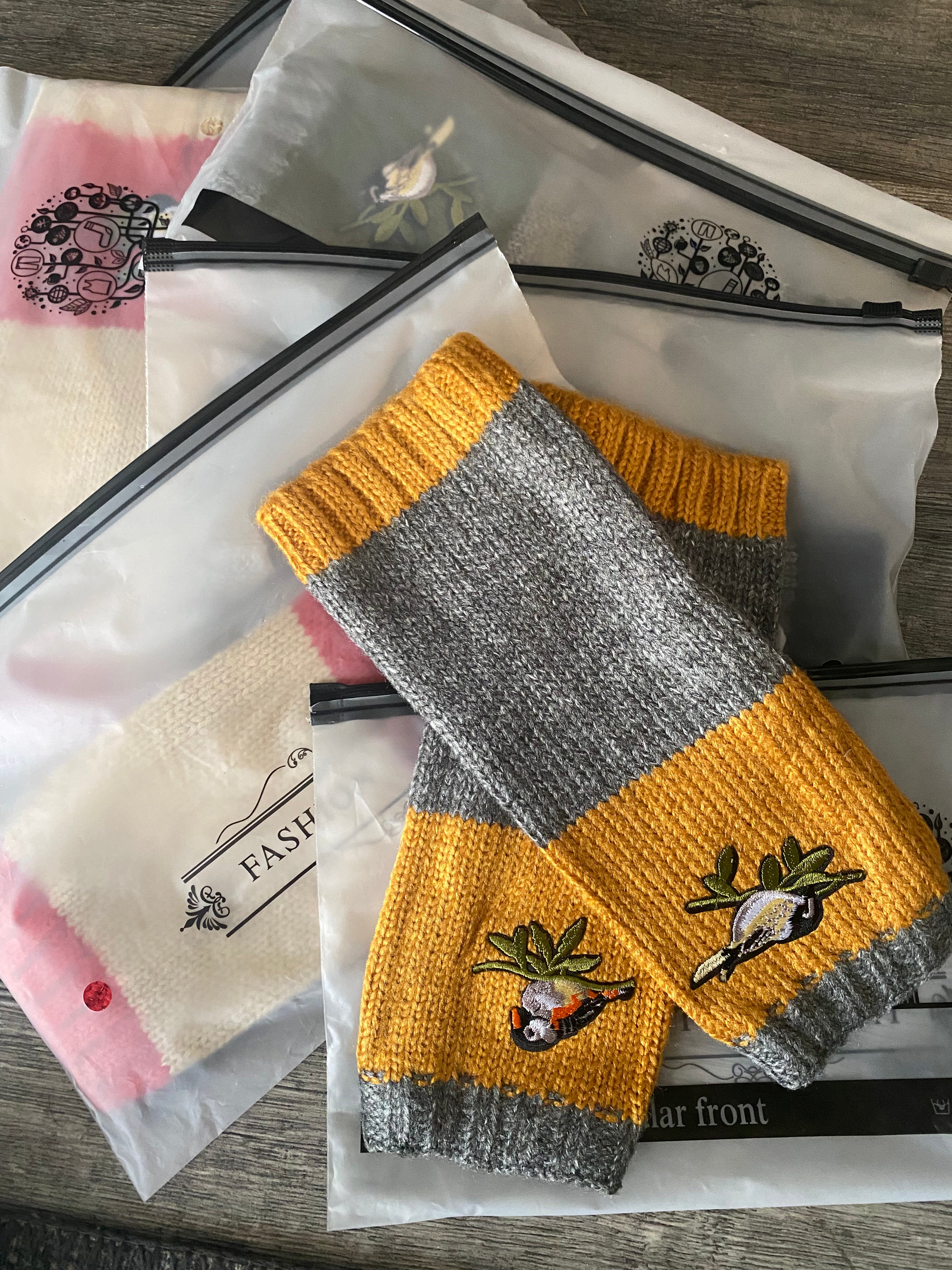 EMBROIDED KNIT FINGERLESS GLOVES (Color Options)