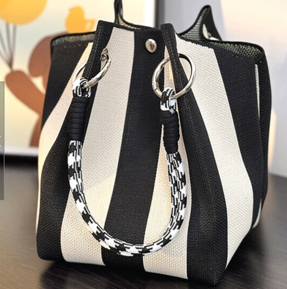 B/W STRIPE KNITTED BEACH WEEKEND  TOTE