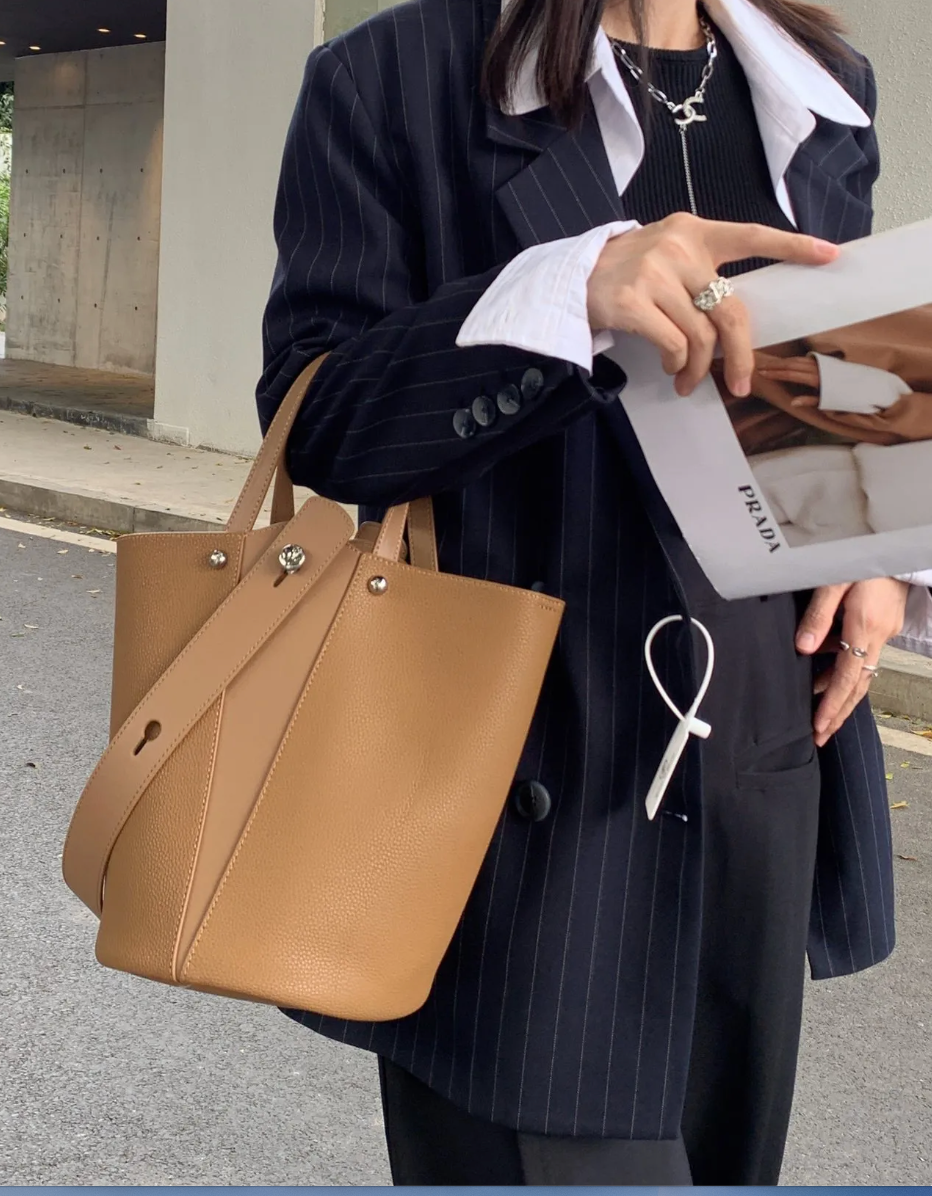 GENUINE LEATHER COGNAC  BUCKET BAG