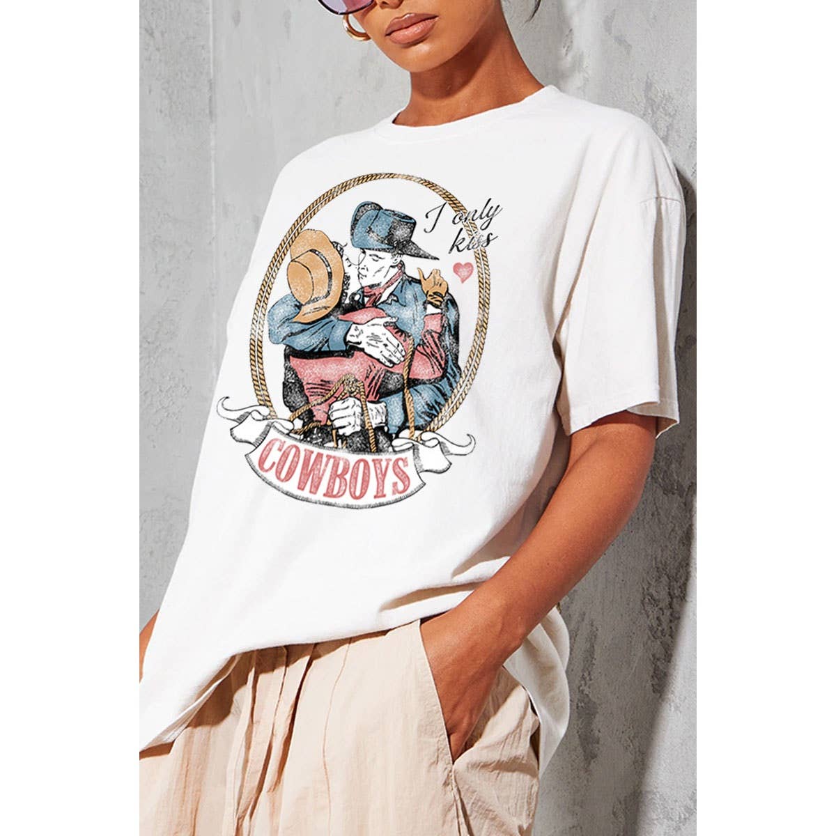 I ONLY KISS COWBOYS OVERSIZED TOP: White / L
